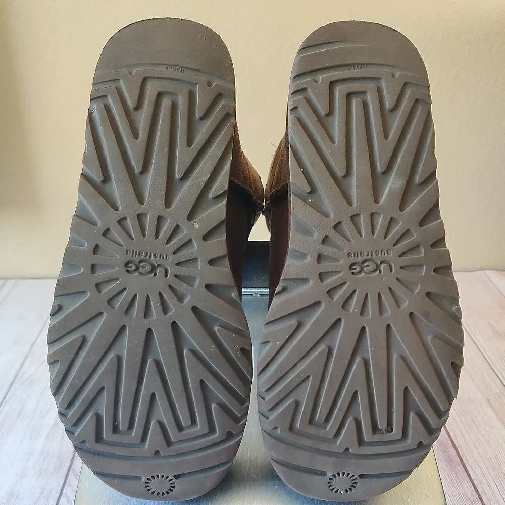 Ugg #5825 classic short boots sz 8